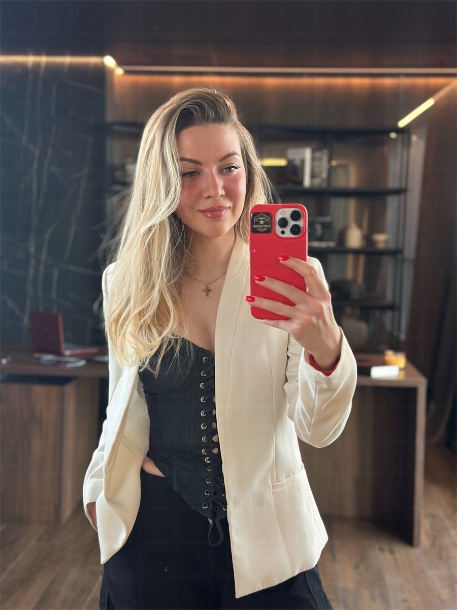 Мария Шнайдер — мастер по наращиванию волос, студия Hair ONFLEEK в Петрозаводске